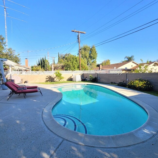 19030 Community St in Los Angeles, CA - Building Photo - Building Photo