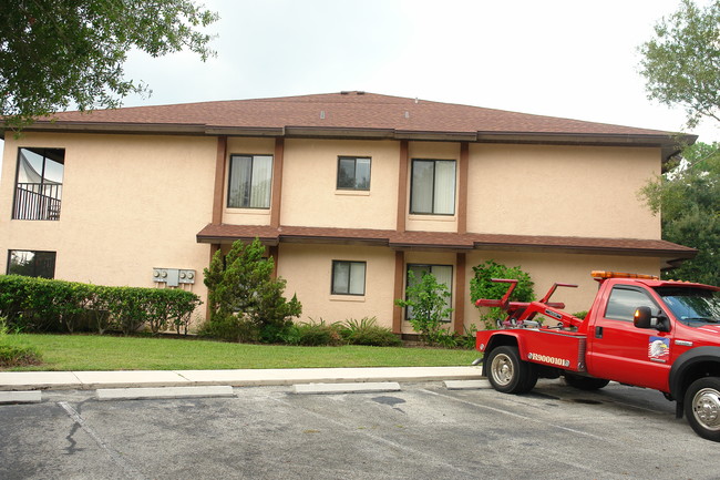 135 Indigo Dr in Daytona Beach, FL - Foto de edificio - Building Photo