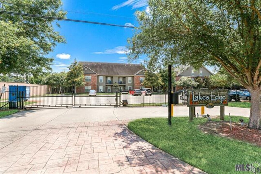 7300 Burbank Dr in Baton Rouge, LA - Foto de edificio