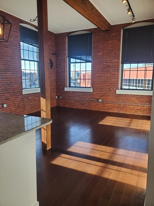 48 Water St, Unit 302 in Worcester, MA - Foto de edificio