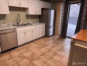 276 Westgate Dr in Edison, NJ - Building Photo - Building Photo