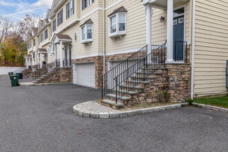 Lakeside Townhomes in Danbury, CT - Foto de edificio - Building Photo