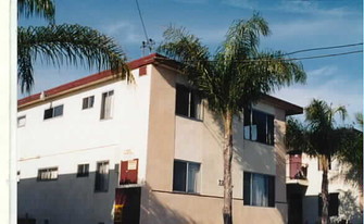 Sea Aire Apartments in Huntington Beach, CA - Building Photo