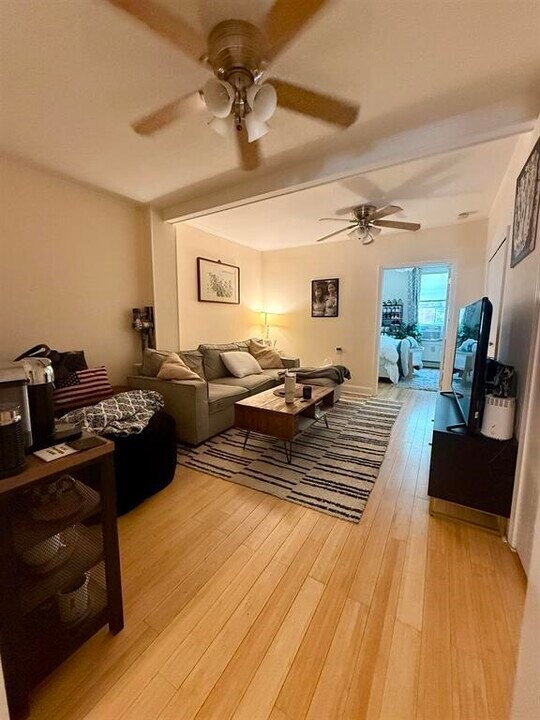 411 2nd St in Jersey City, NJ - Building Photo
