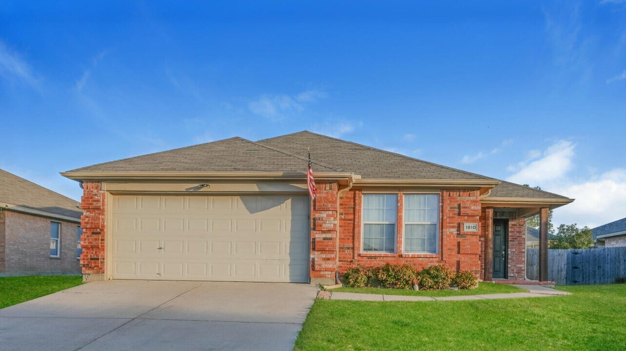 1811 Millbrook Dr in Midlothian, TX - Foto de edificio