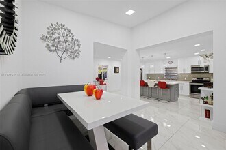 14030 NW 5th Ave in Miami, FL - Foto de edificio - Building Photo