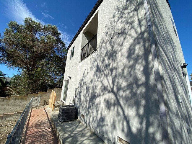 5117 Ewing St in San Diego, CA - Foto de edificio - Building Photo