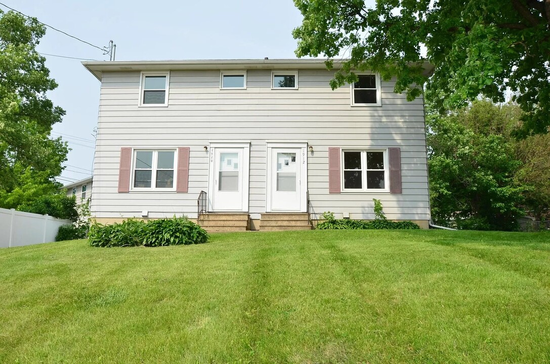 1912 Waterloo Rd in Cedar Falls, IA - Foto de edificio