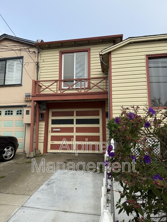 125 Hillside Blvd in Daly City, CA - Building Photo