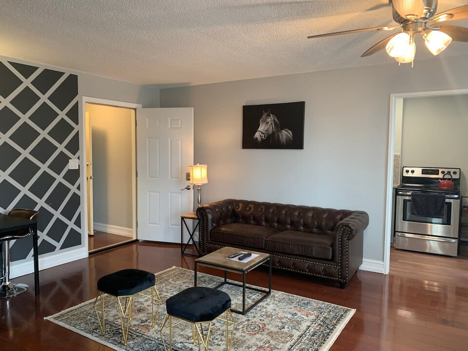 300 W Peachtree St NW in Atlanta, GA - Building Photo