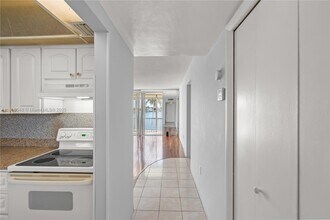 3020 Marcos Dr in Aventura, FL - Foto de edificio - Building Photo