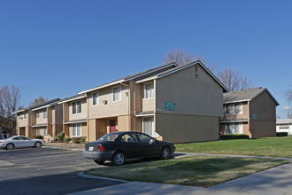 Oakwood Apartments in Ivanhoe, CA - Foto de edificio - Building Photo