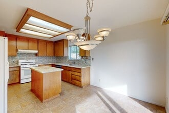 61 Wattles Way in Oroville, CA - Foto de edificio - Building Photo
