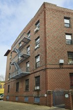 Carmela Court in Brooklyn, NY - Foto de edificio - Building Photo