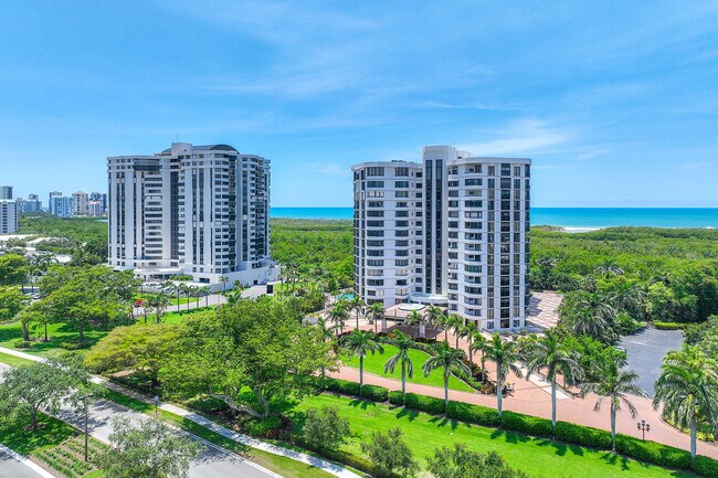 6075 Pelican Bay Blvd in Naples, FL - Building Photo - Building Photo