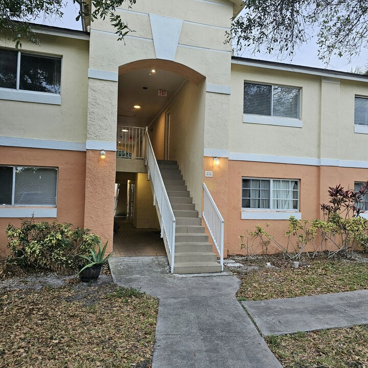 3600 N 56th Ave, Unit 105 in Hollywood, FL - Building Photo