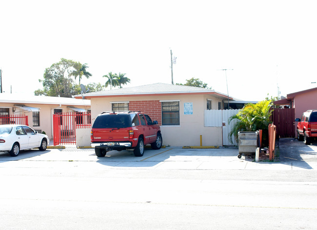 472-480 E 32nd St in Hialeah, FL - Building Photo - Building Photo