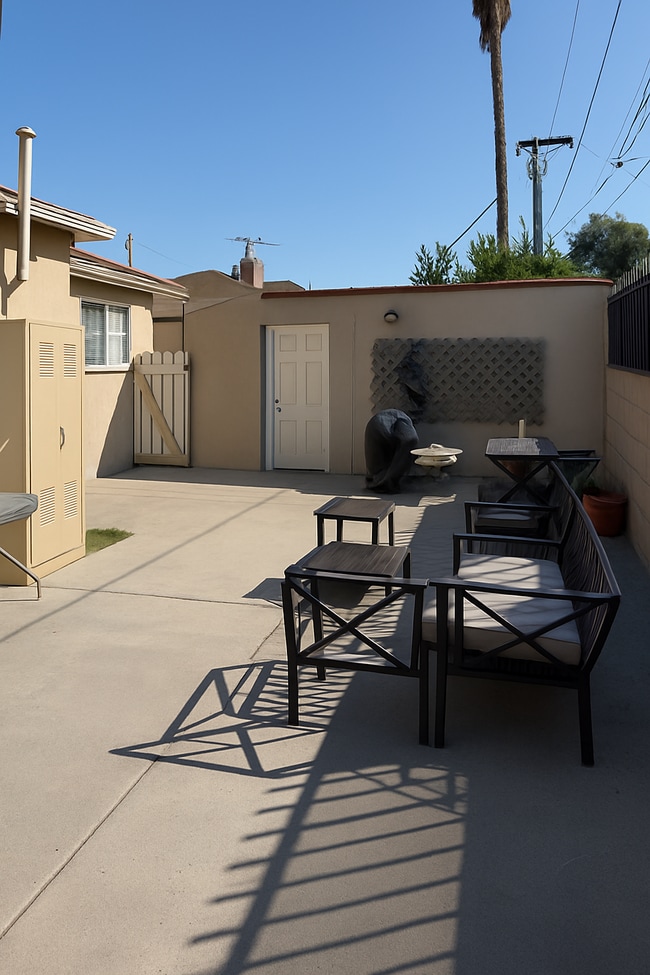 237 N Park Ave in Montebello, CA - Building Photo - Building Photo