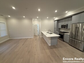 39 Cummins Hwy, Unit 32-5 in Boston, MA - Building Photo - Building Photo