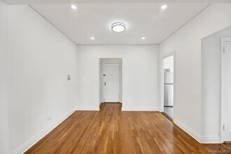 1 Ash Pl in Great Neck Plaza, NY - Building Photo - Building Photo