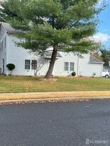 100 Wyndmoor Dr in East Windsor, NJ - Building Photo