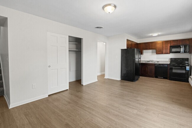 Immaculate Townhomes in Cincinnati, OH - Foto de edificio - Interior Photo