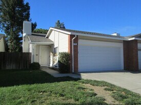 709 Heather Pl in Brentwood, CA - Building Photo