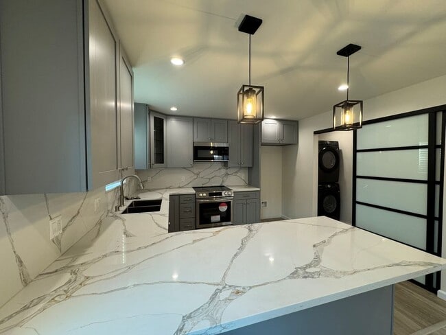 7149 Apperson St, Unit #2 in Tujunga, CA - Foto de edificio - Building Photo