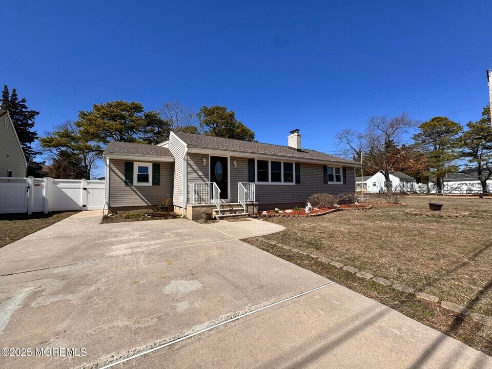 24 Hollybrook Dr in Toms River, NJ - Building Photo