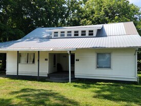 709 Main St in Burns, TN - Building Photo