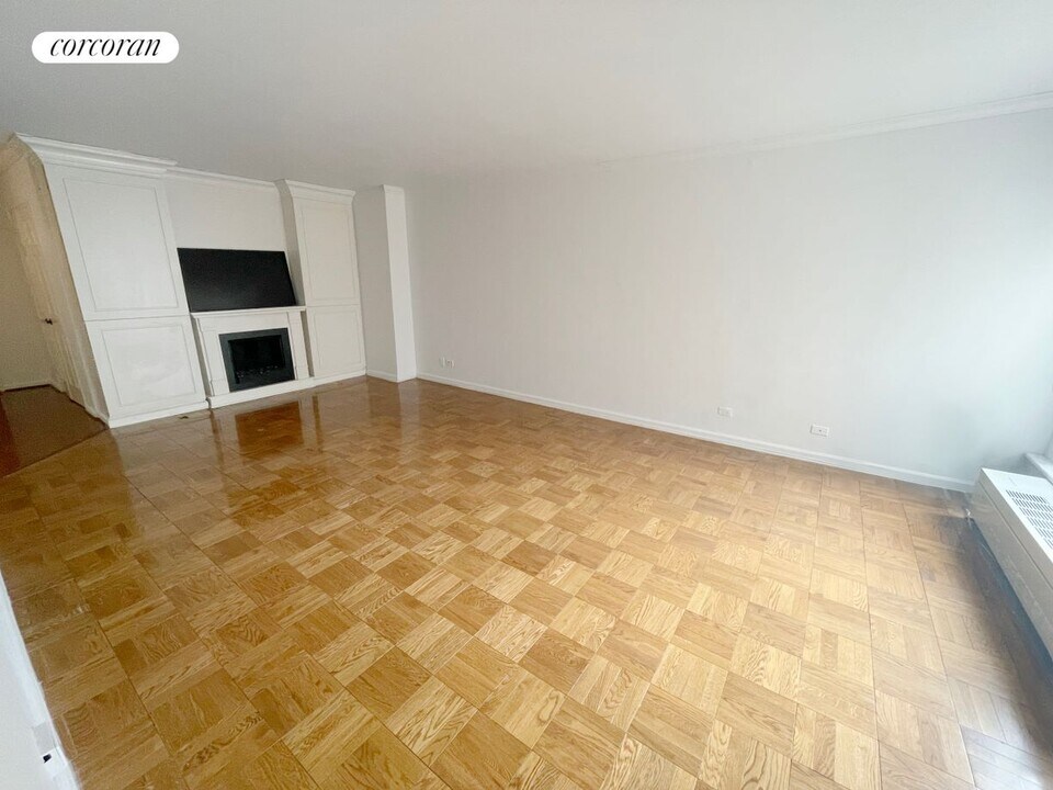 200 Central Park S in New York, NY - Building Photo