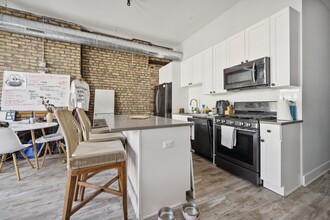 1572 N Milwaukee Ave in Chicago, IL - Building Photo - Building Photo