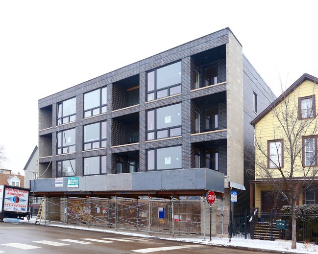 2560 W Armitage Ave in Chicago, IL - Building Photo - Building Photo