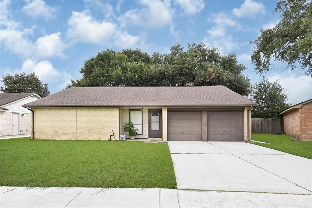 10007 Oakmont Dr in La Porte, TX - Building Photo