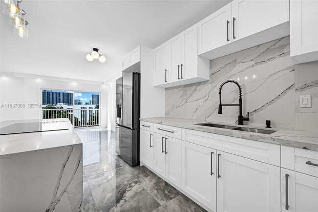 17800 Atlantic Blvd in Sunny Isles Beach, FL - Building Photo - Building Photo