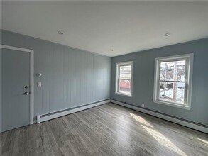 1076 Main St in West Warwick, RI - Building Photo - Building Photo