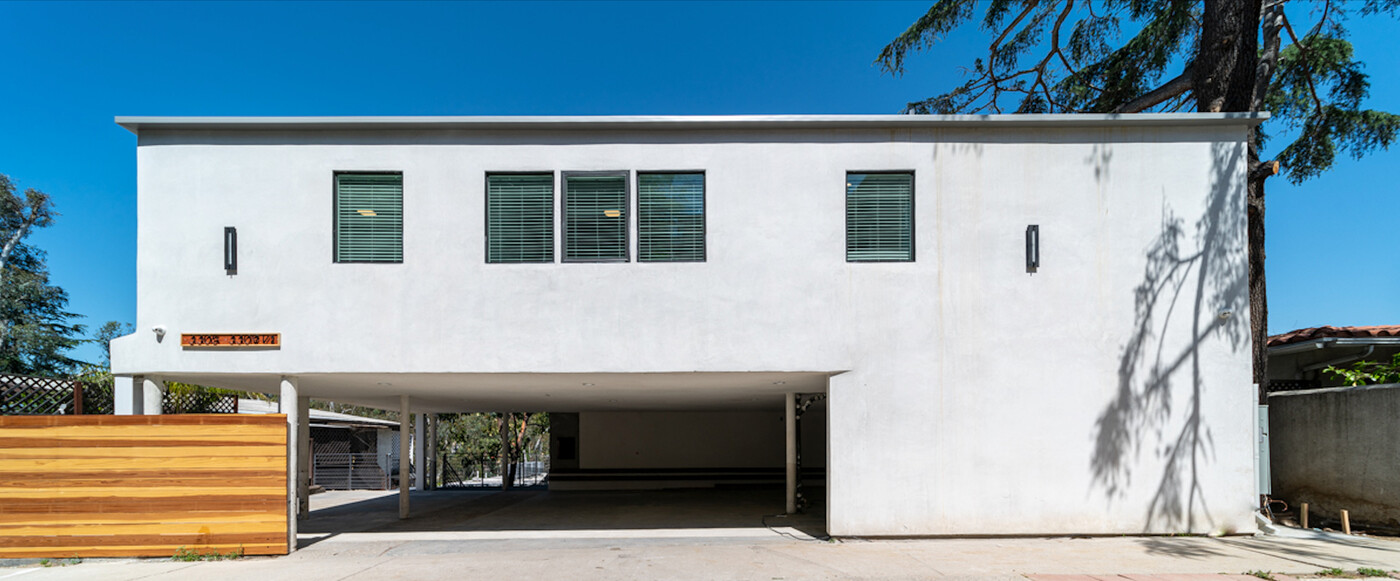 3305 Primera Ave in Los Angeles, CA - Building Photo