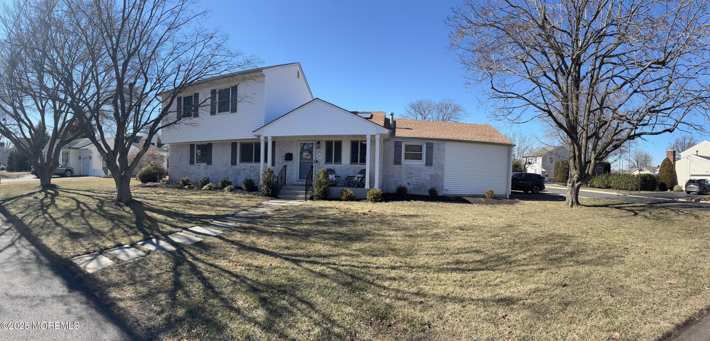 10 Columbus Dr in Monmouth Beach, NJ - Building Photo