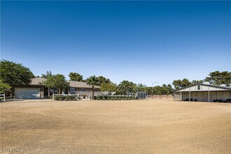 6690 N Torrey Pines Dr in Las Vegas, NV - Building Photo - Building Photo