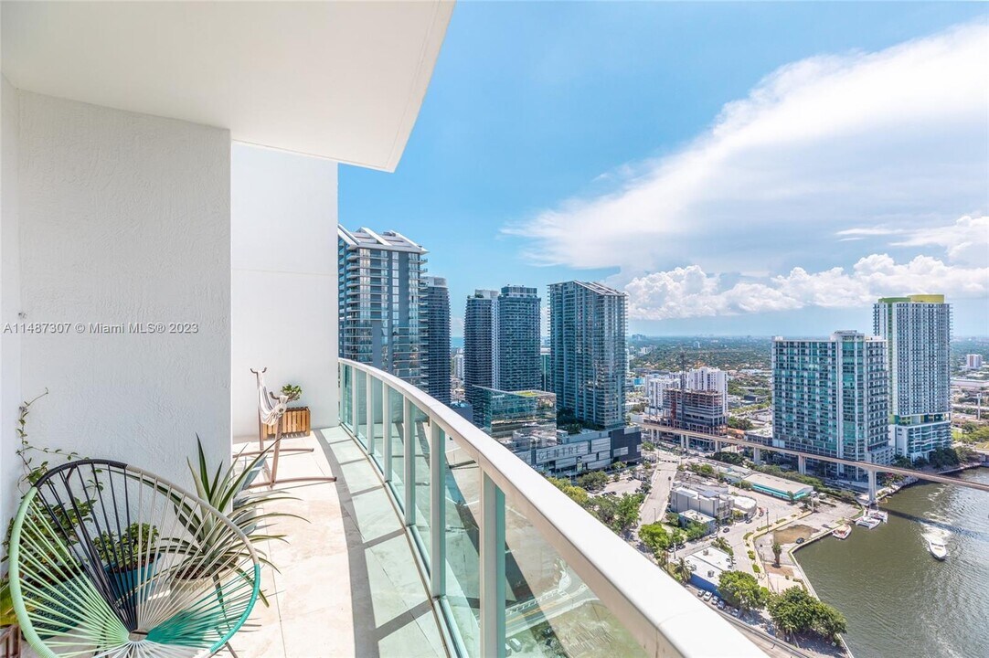 31 SE 5th St, Unit 4015 in Miami, FL - Building Photo