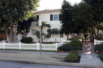 15120 Dickens St in Sherman Oaks, CA - Building Photo - Building Photo