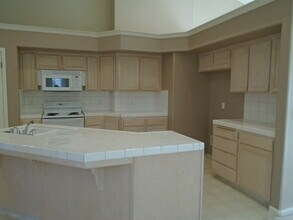 2048 E Muir Field Dr in Fresno, CA - Building Photo - Building Photo