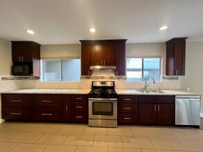 5811 Agnes Ave in Valley Village, CA - Building Photo - Building Photo