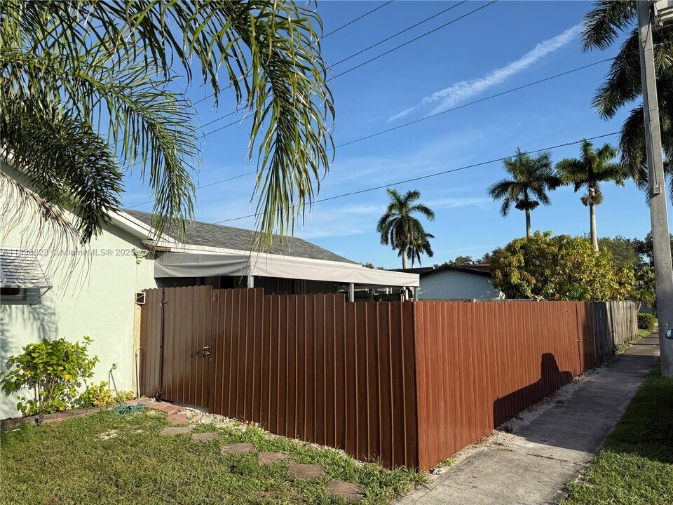 11610 NW 35th St in Sunrise, FL - Building Photo