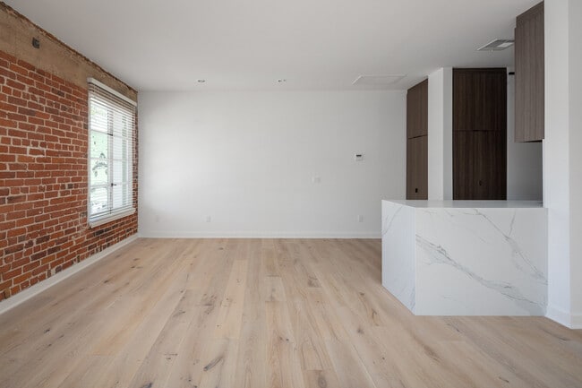 10910 Kinross Ave, Unit 202 in Los Angeles, CA - Building Photo - Building Photo
