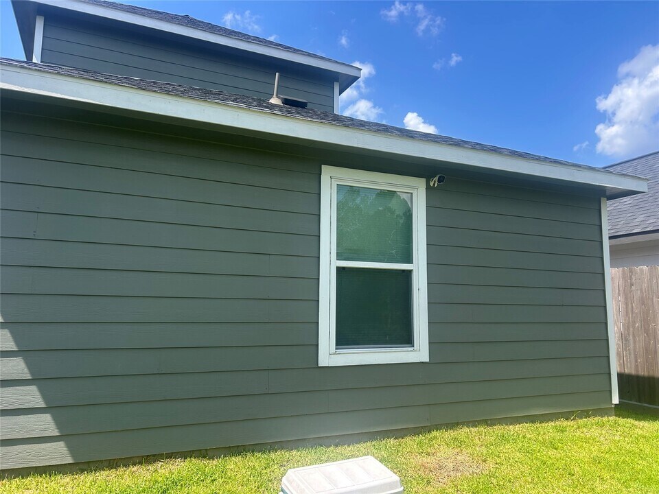 17030 Marie Vlg Dr in Conroe, TX - Building Photo