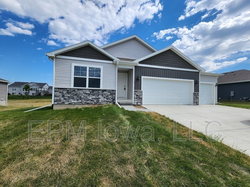 7612 Crossroads Dr SW in Cedar Rapids, IA - Building Photo