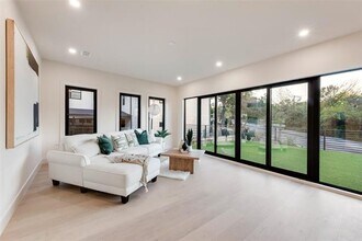 1622 Sylvan Ave in Dallas, TX - Building Photo - Building Photo