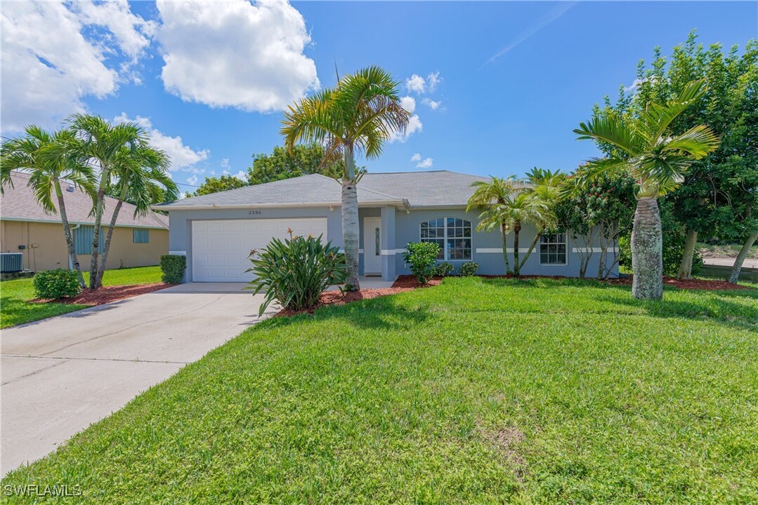 2586 SW 27th St in Cape Coral, FL - Foto de edificio