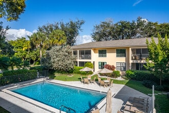 Oxford Court in Naples, FL - Foto de edificio - Building Photo